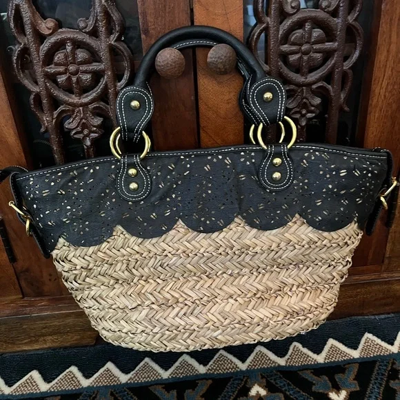 Iman Global Chic Resort Straw & Black Faux Leather Handbag Tote Bag with Charms! - Picture 13 of 13